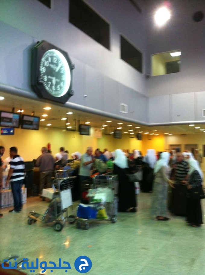 معتمري الطائرة عالقون في مطار عمان منذ ساعات الصباح